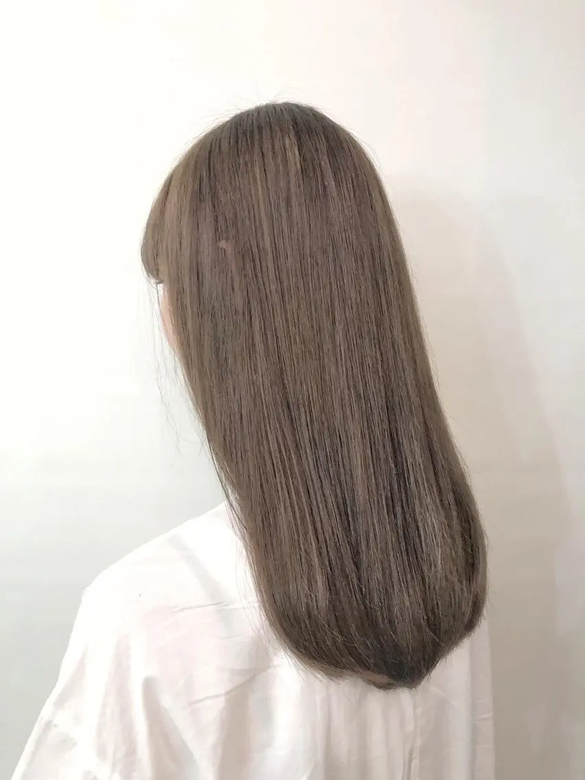 セミロング レイヤー・ブリーチ kiyotoshiのヘアスタイル