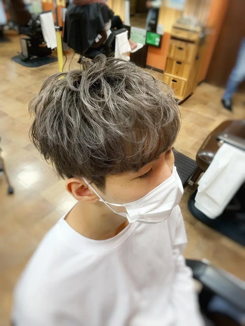 ショート カラー メンズ メンズブリーチ ブリーチ グレージュ 三谷 天兵のヘアスタイル