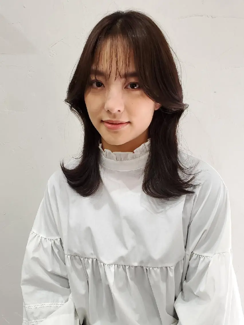 ミディアム カラー くびれヘア エギョモリ ヨシンモリ 韓国風ヘア カット ヘアカラー トリートメント 韓国レイヤー柔らかい 地毛風縮毛矯正／マツのヘアスタイル