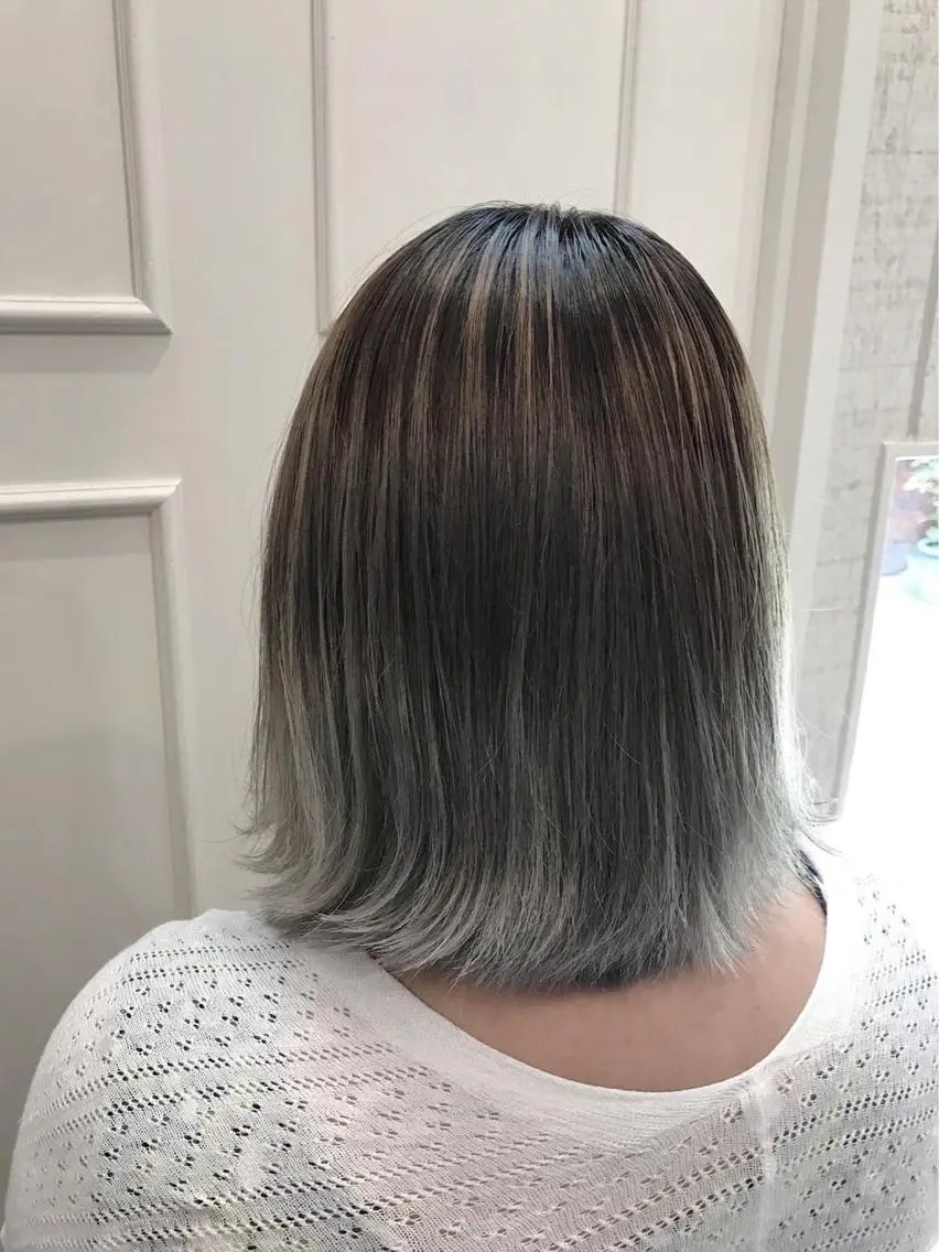 ミディアム カラー グラデーションカラー シルバー ホワイトシルバー Blanco Color&Careのヘアスタイル
