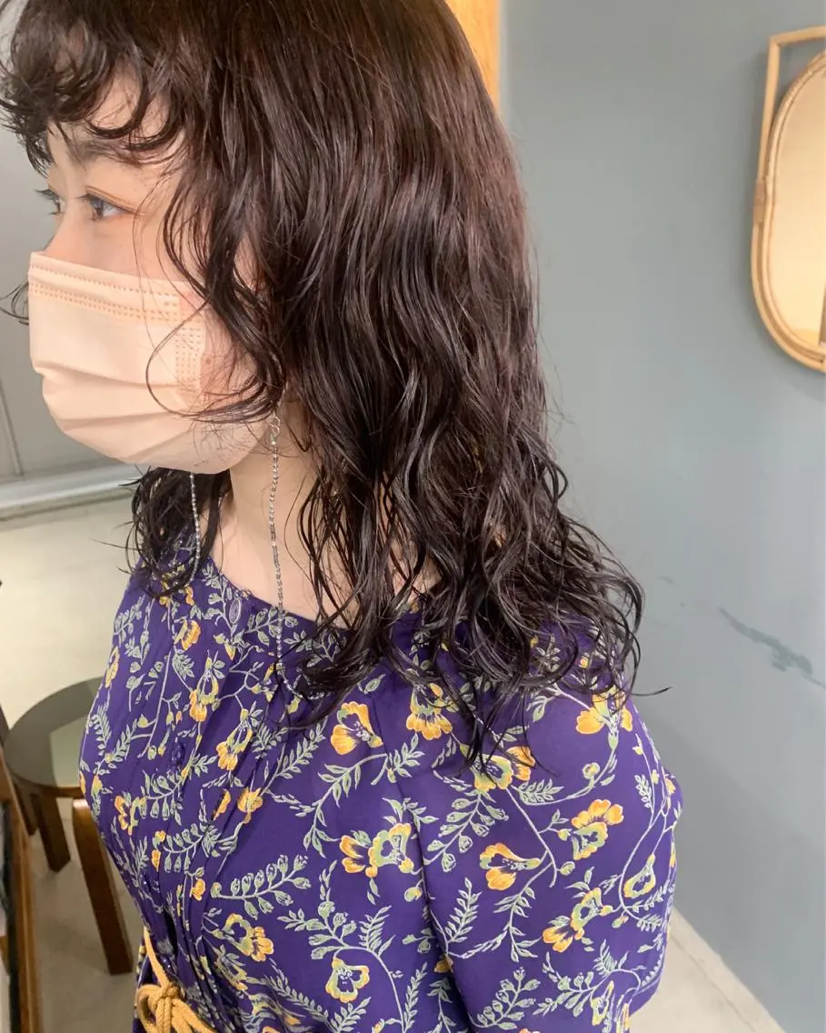 セミロング カラー パーマ セミロングパーマ カシス 名駅🦢大人艶カラー 🪽カミヤアカネのヘアスタイル
