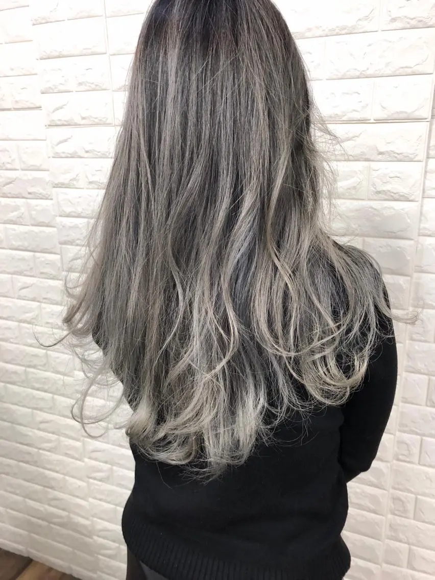 ロング カラー ブリーチ ケアブリーチ シルバー ヘアカラー トリートメント famille ファミーユのヘアスタイル