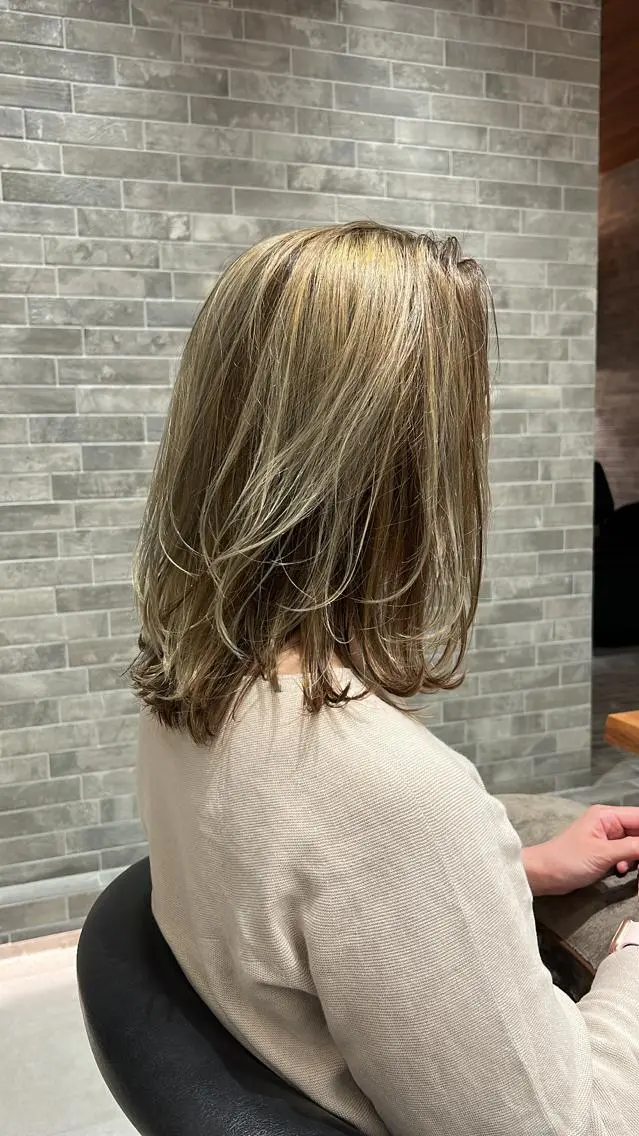 セミロング カラー アッシュ ベージュカラー ブリーチ ケアブリーチ ハイライトカラー ヘアカラー 清田 健太朗のヘアスタイル