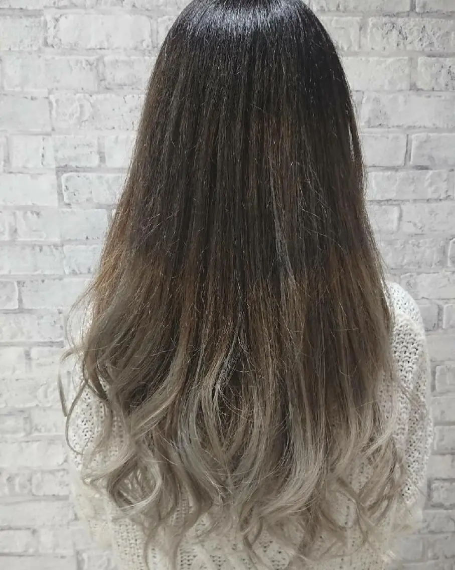 セミロング カラー ヘアアレンジ アッシュ グラデーションカラー ホワイトアッシュ カット ヘアカラー トリートメント 秋山 幸太のヘアスタイル