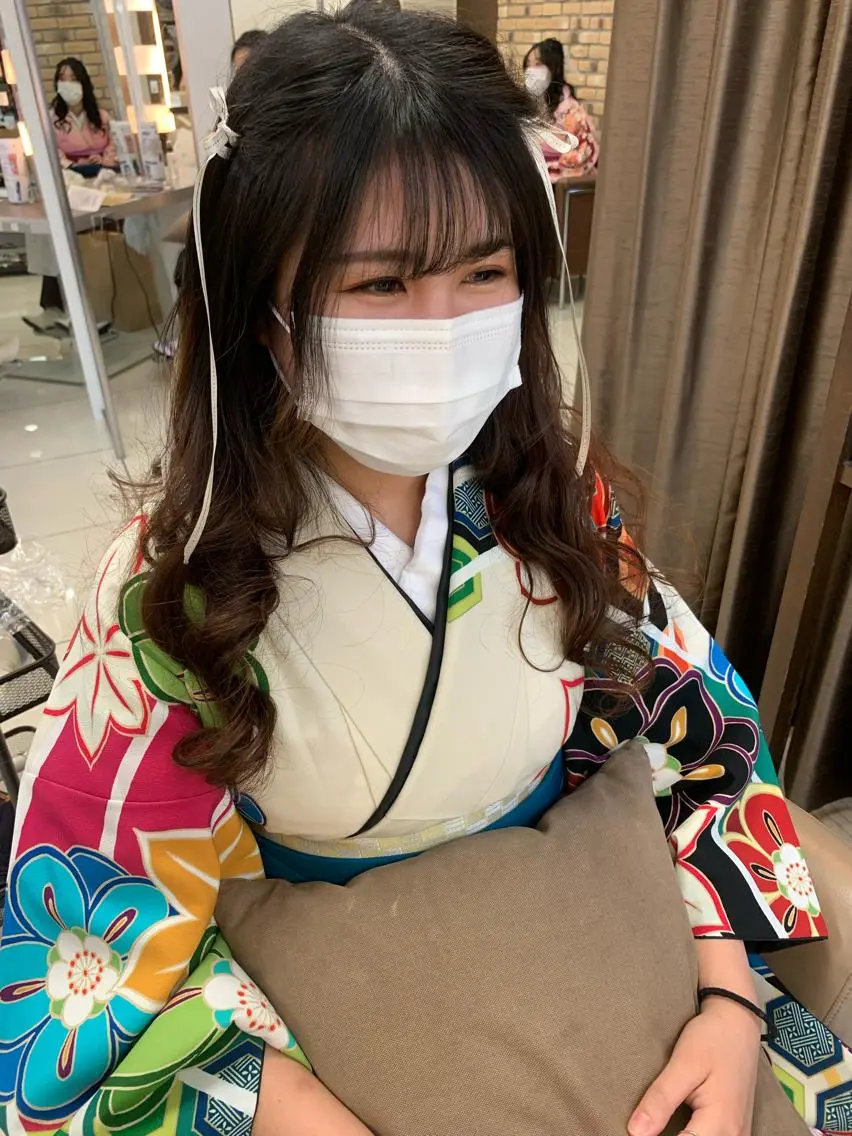ロング カラー ヘアアレンジ 羽エクステ🪽 🤍まき🤍のヘアスタイル