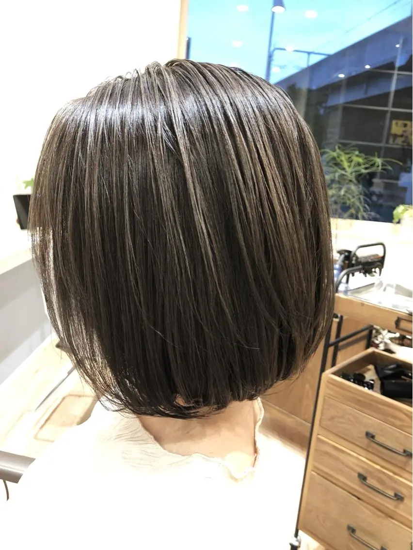 ミディアム 白髪ぼかしハイライト 💫ミネ ヒロシのヘアスタイル