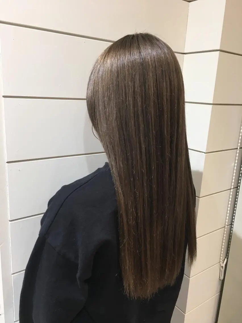 ロング カラー グレージュ ロング 鍵山 千秋のヘアスタイル