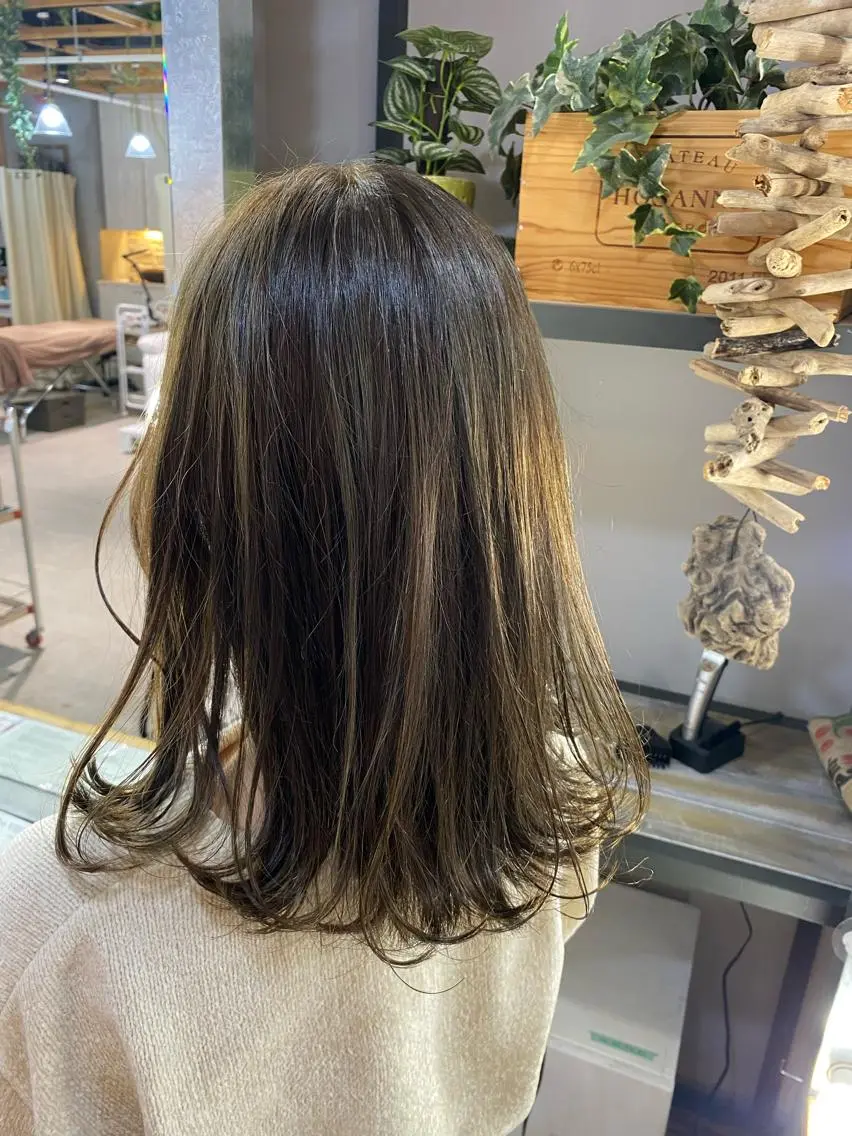 セミロング カラー ハイライトカラー オリーブカラー ハイライト 溜一太/似合わせ/ メンズカットのヘアスタイル