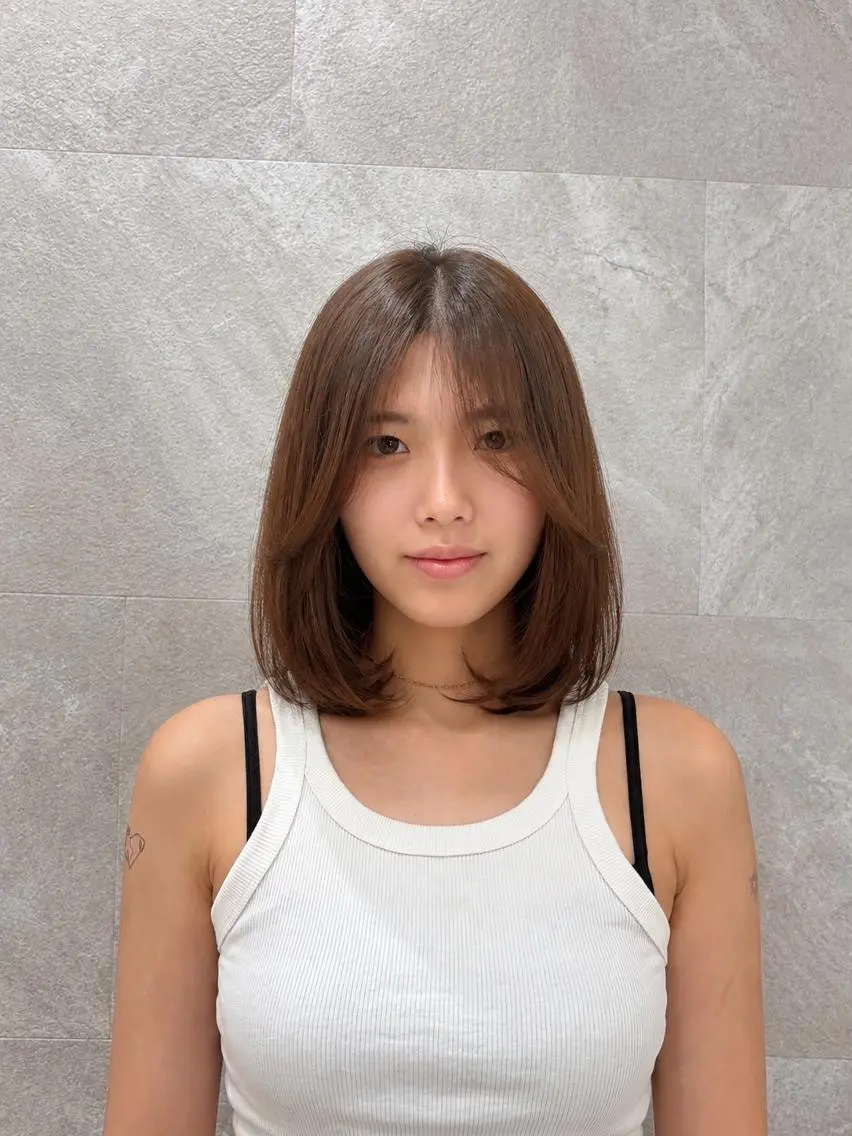 セミロング アッシュ 韓国ヘアケアブリーチ 莉奈のヘアスタイル