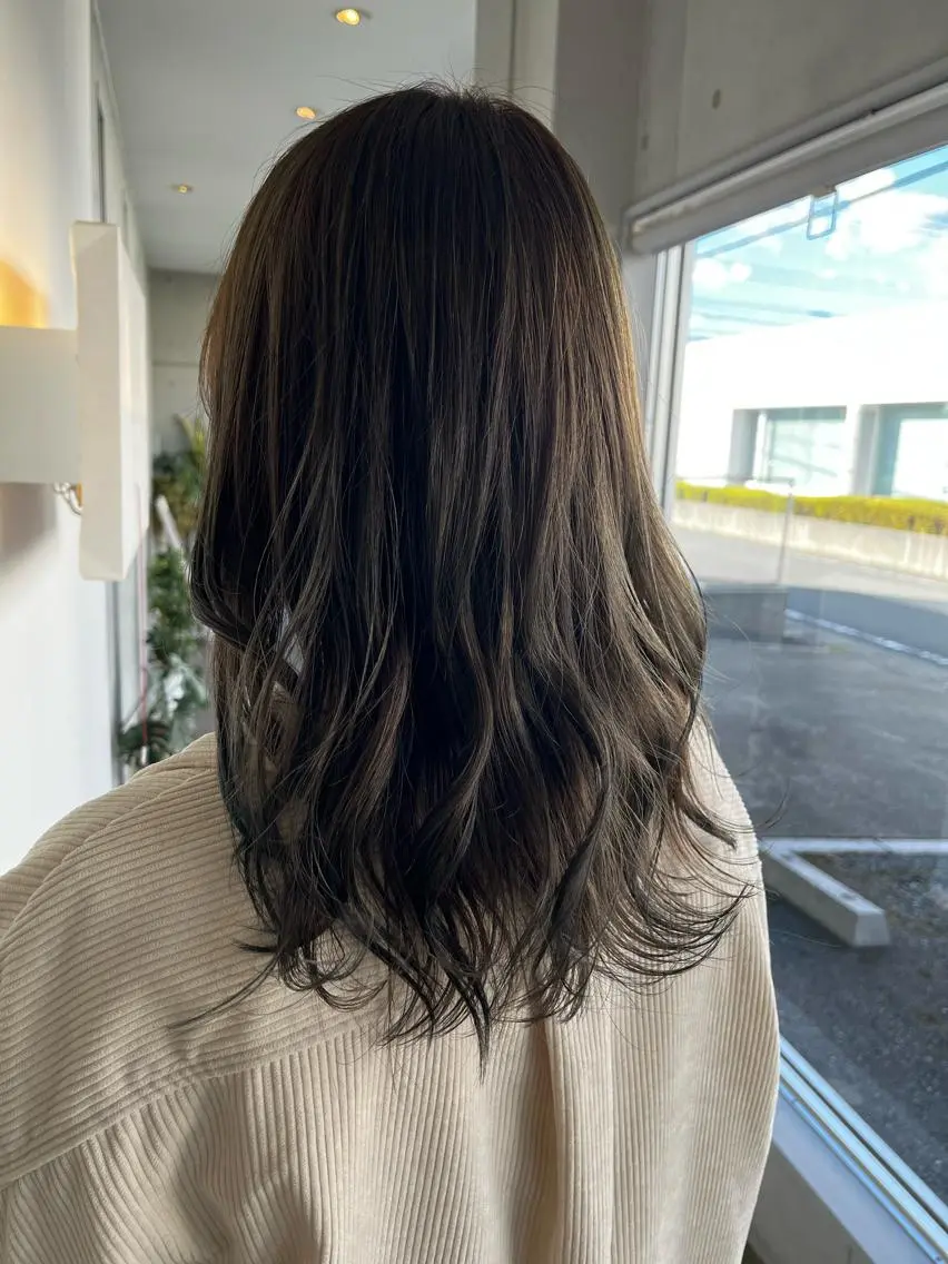 ミディアム カラー ベージュカラー 透明感カラー ミルクティーベージュ おせ ちさとのヘアスタイル