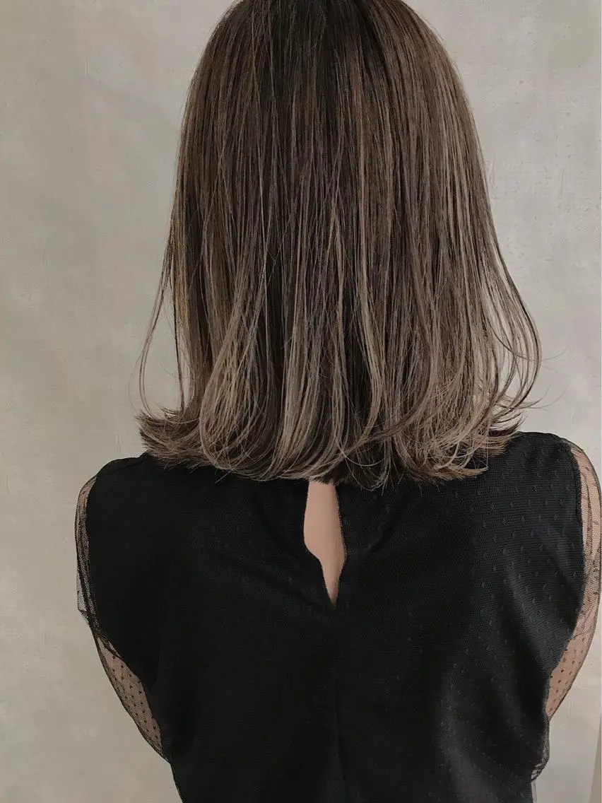 ミディアム カラー グレージュ 外ハネヘア _WHITE 難波本店のヘアスタイル