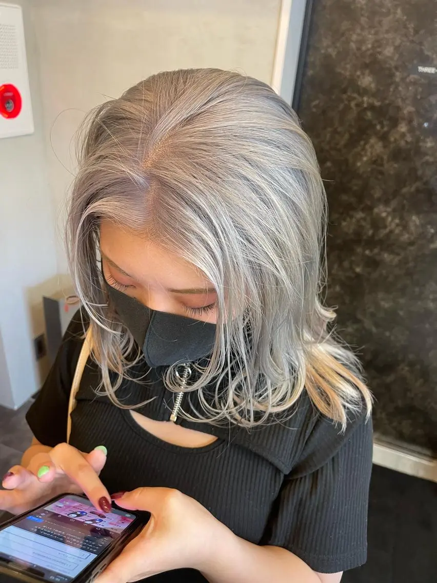 ミディアム カラー シルバー ホワイトシルバー ダブルカラー /まつ毛パーマ🎀のヘアスタイル