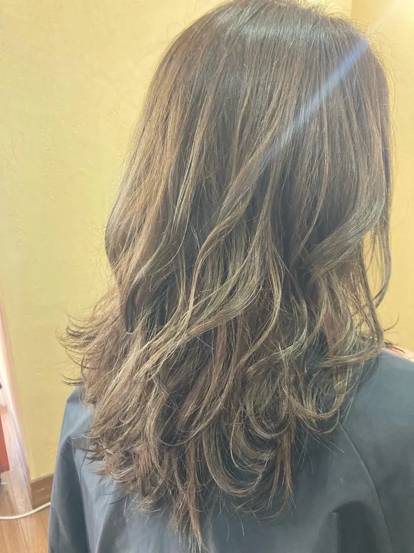 セミロング アッシュ カット ヘアカラー R's hair 大道瞳のヘアスタイル