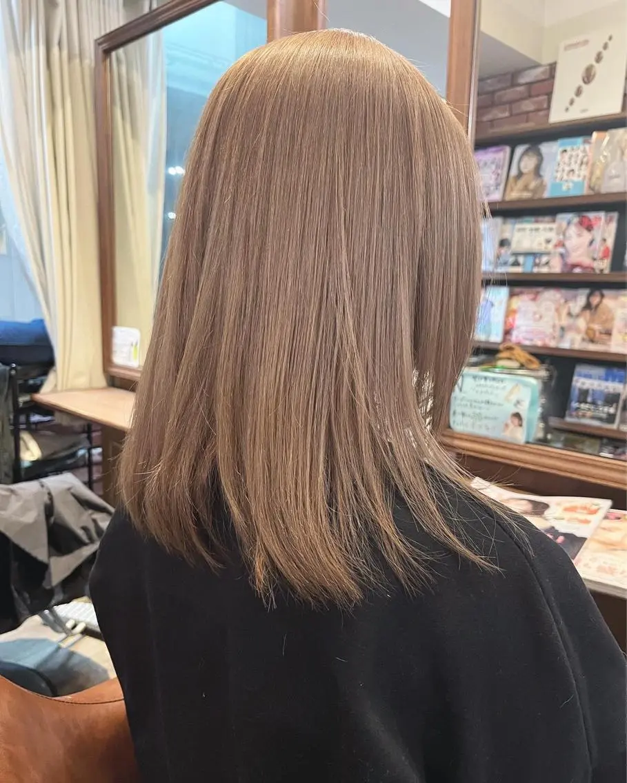 セミロング カラー ベージュカラー ブリーチ ブルーカラー ブルーグレー ケアブリーチ 眞壁 華子のヘアスタイル