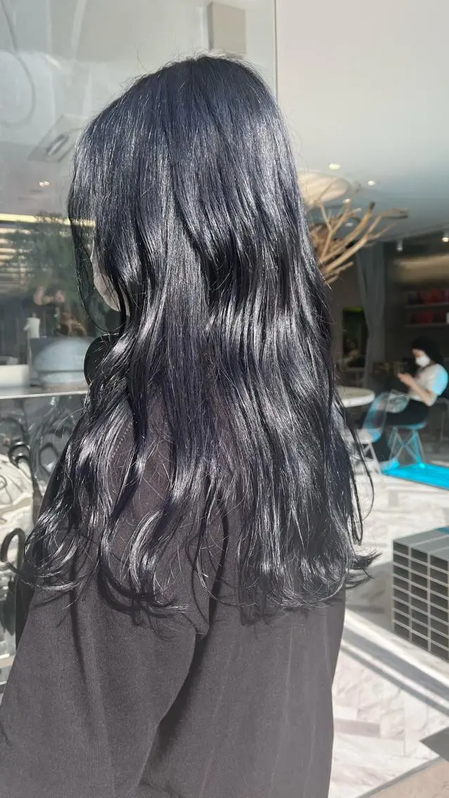 ロング カラー 黒髪 ブルーカラー ブルーブラック ヘアカラー トリートメント mai🤍縮毛酸性ス トレート/アイリストのヘアスタイル