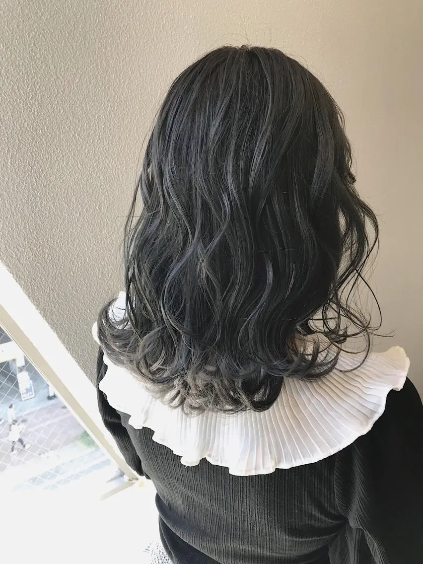 ミディアム カラー ダークグレー カット ヘアカラー トリートメント lani ブリーチ /ダブルカラーのヘアスタイル
