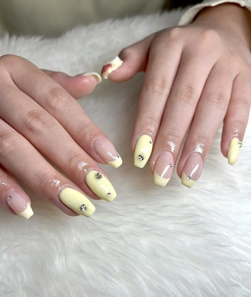 ネイル フレンチネイル 黄色 nail salon Ellisのネイルデザイン