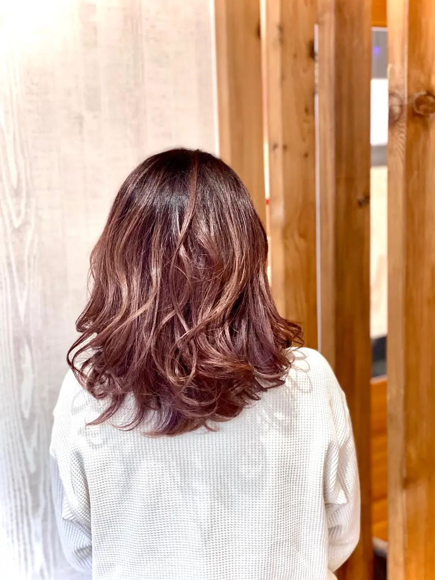 ミディアム カラー バレイヤージュ ダブルカラー ピンクカラー レイヤーカット カット ヘアカラー トリートメント Kazu .Kのヘアスタイル