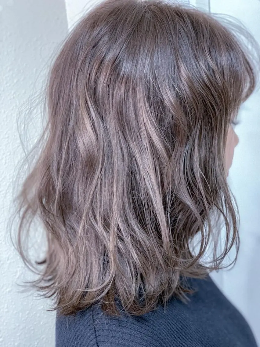 ミディアム カラー グレージュ ハイライトカラー イルミナカラー ハイライト ヘアカラー BOX mico.のヘアスタイル