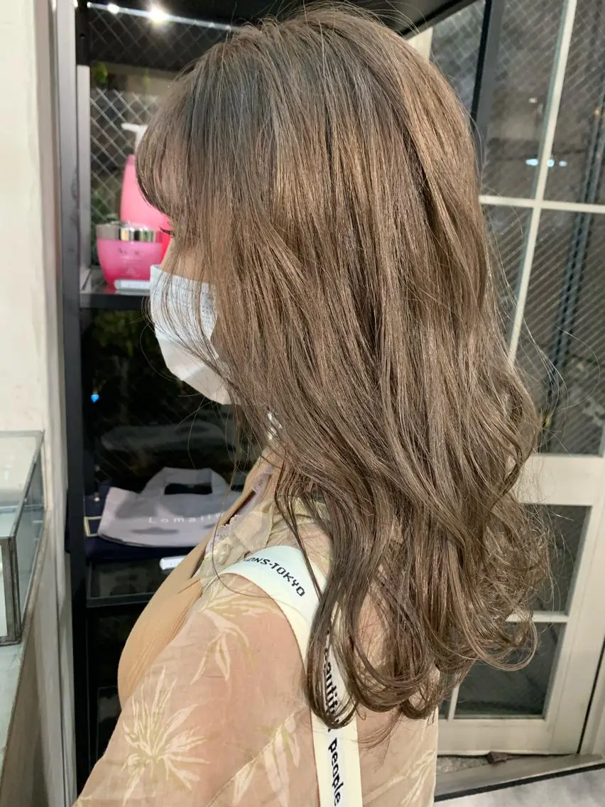 ミディアム カラー ネイル ハイトーンボブ 前田 表参道　グレージュのヘアスタイル