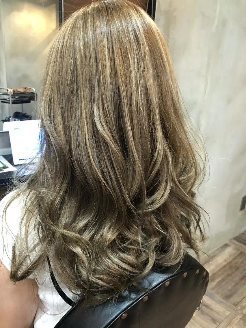 ロング カラー ベージュカラー ハイライトカラー ホワイトベージュ ハイライト カット ヘアカラー トリートメント La fith 店長 城谷颯人のヘアスタイル