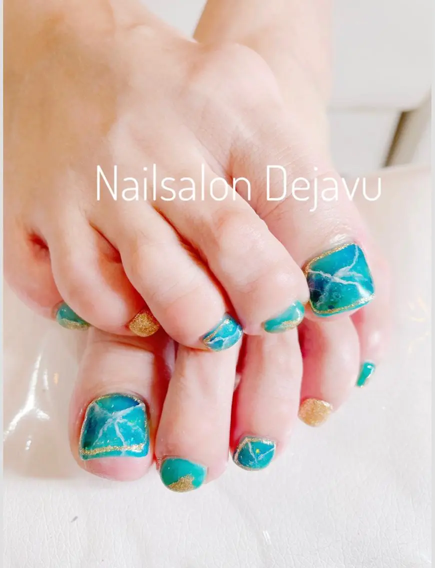 ネイル アートネイル フットネイル ゴールド 大理石ネイル(マーブル) ワンカラーネイル Nail salon Dejavu 🌿のネイルデザイン