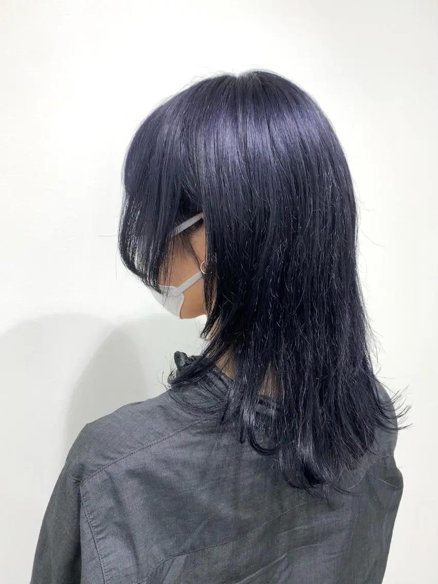 セミロング カラー ブルーカラー ネイビーカラー ウルフカット レイヤー ハイトーン 暖色⭐︎KANAKOのヘアスタイル