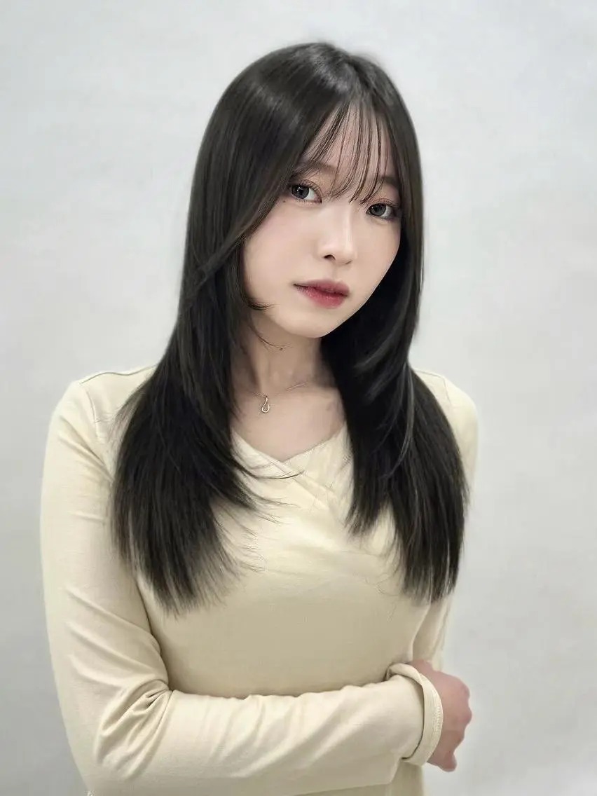 セミロング 岩戸優奈💗盛れる 前髪/透明感カラーのヘアスタイル