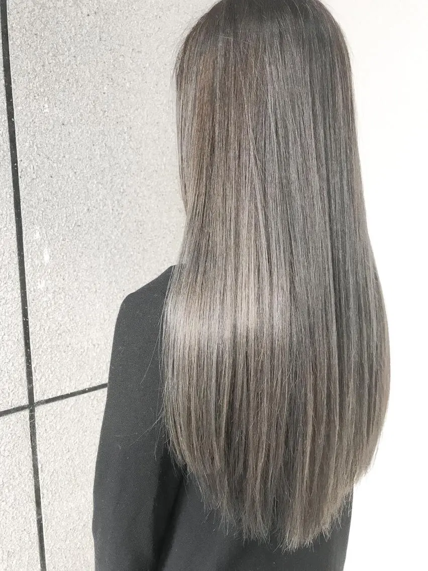 ロング カラー グレージュ シルバー シルバーグレージュ ヘアカラー BOX mico.のヘアスタイル