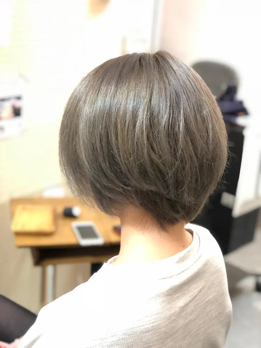 ショート カラー ブリーチ グレージュ シルバー シルバーグレージュ carre hair 店長 中園 武士のヘアスタイル