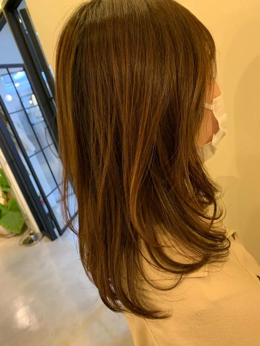 ミディアム レイヤーカット ローレイヤー 吉崎 亜美のヘアスタイル