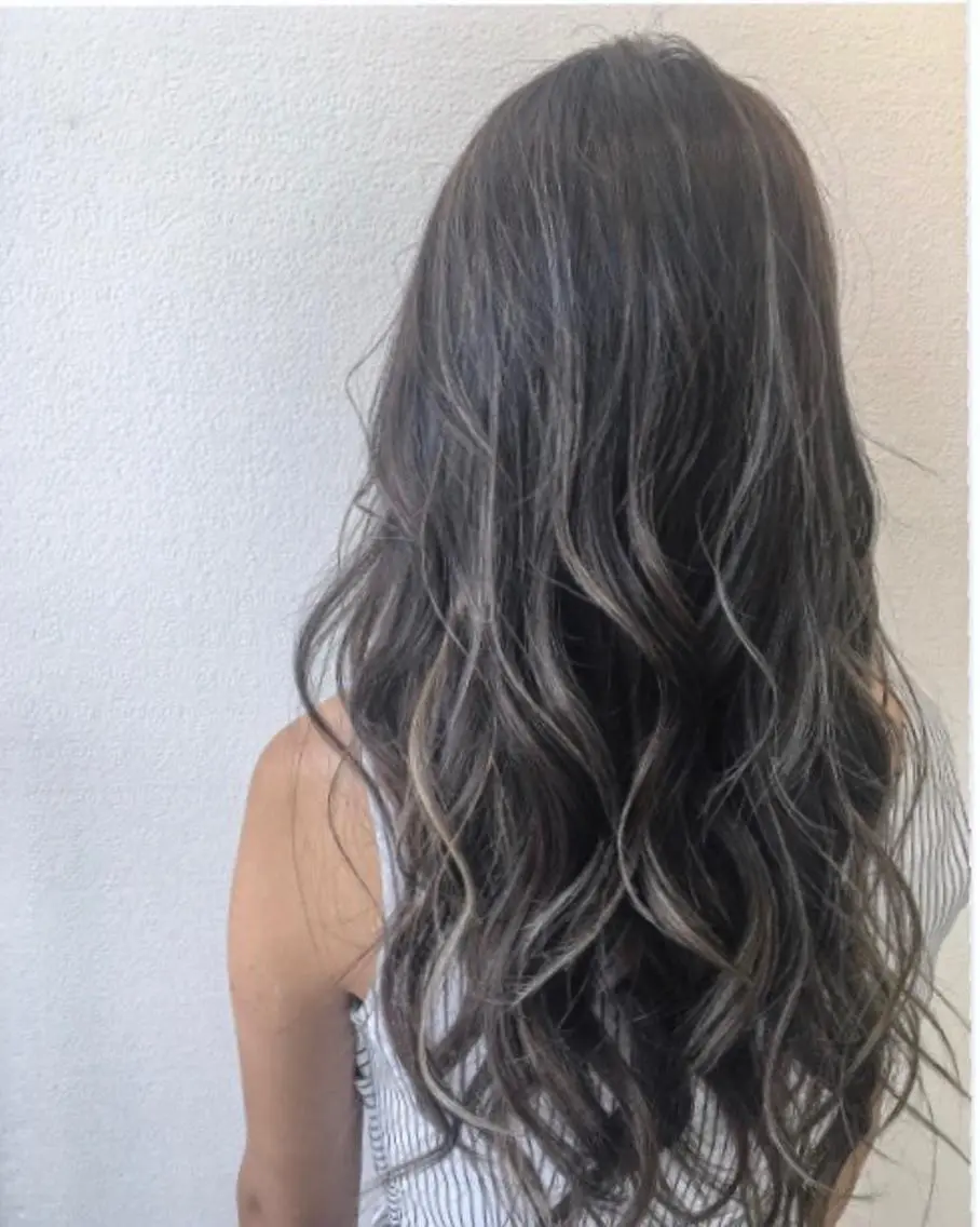 セミロング カラー ヘアアレンジ ハイライトカラー ハイライト ケア剤オタク×海外 ヘア長谷川裕起のヘアスタイル