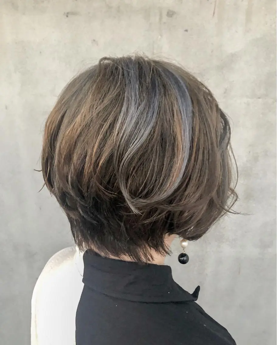 ショート カラー アッシュ ハイライトカラー シルバー ハイライト 似合わせカット 佐藤 美聡のヘアスタイル