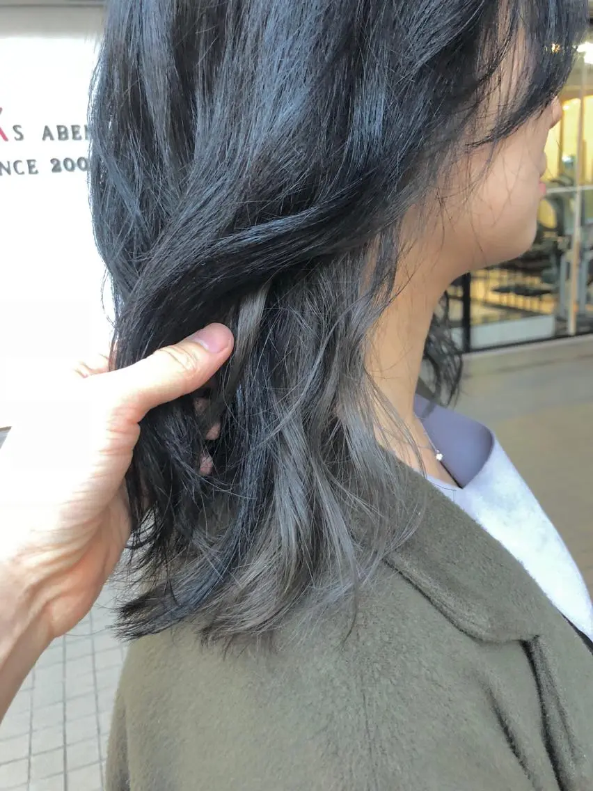 ミディアム カラー アッシュ シルバー カット ヘアカラー トリートメント SHAFT Ieiriのヘアスタイル