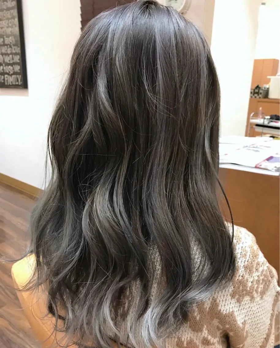 セミロング カラー ヘアアレンジ ハイライトカラー シルバー ハイライト ヘアカラー 濱田 ヒデキのヘアスタイル