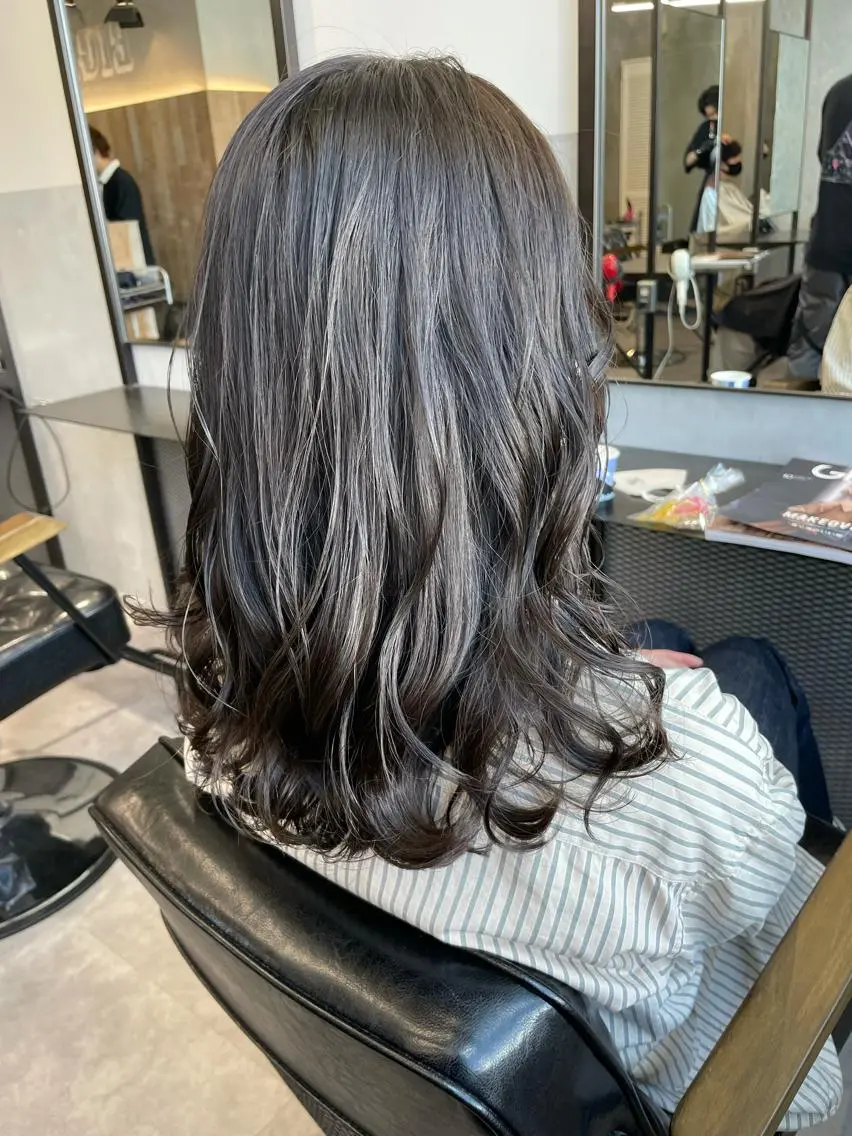 ミディアム アッシュ ハイライト ツノダ ルカのヘアスタイル