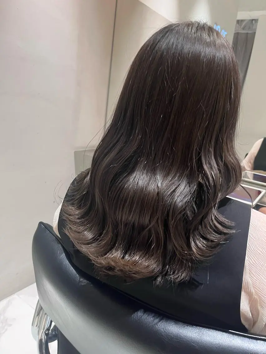 ミディアム カラー ブリーチ 透明感カラー ダブルカラー グレージュ ブリーチなしカラー ヘアカラー トリートメント ヘッドスパ ヘアセット カジュアルを女っぽく 𝗮𝘆𝗮𝗰𝗼のヘアスタイル