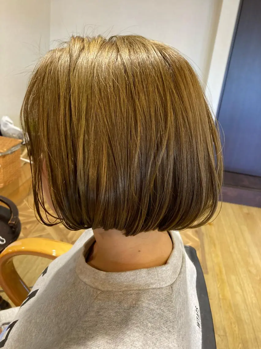 ミディアム カット ヘアカラー ルミ エールのヘアスタイル