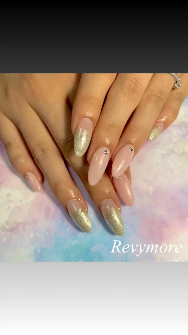 ミディアム ネイル 韓国風ヘア ジェルネイル キラキラネイル 韓国ネイル ニュアンスネイル nail salon Revymoreのネイルデザイン