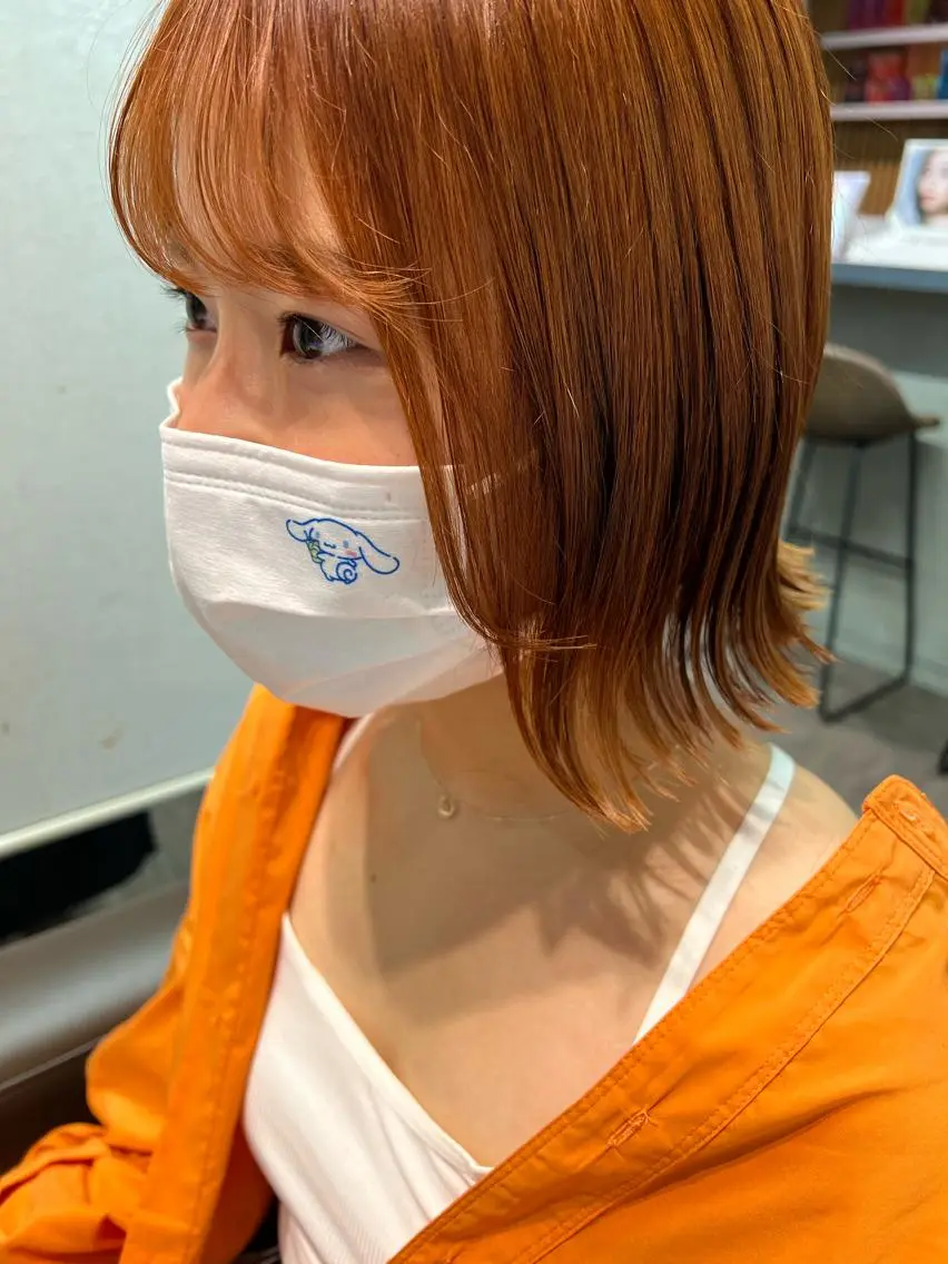 ショート カラー ヘアアレンジ 切りっぱなしボブ ブリーチ ケアブリーチ ハイトーンカラー オレンジ サナ🌱 切りっぱなしボブのヘアスタイル