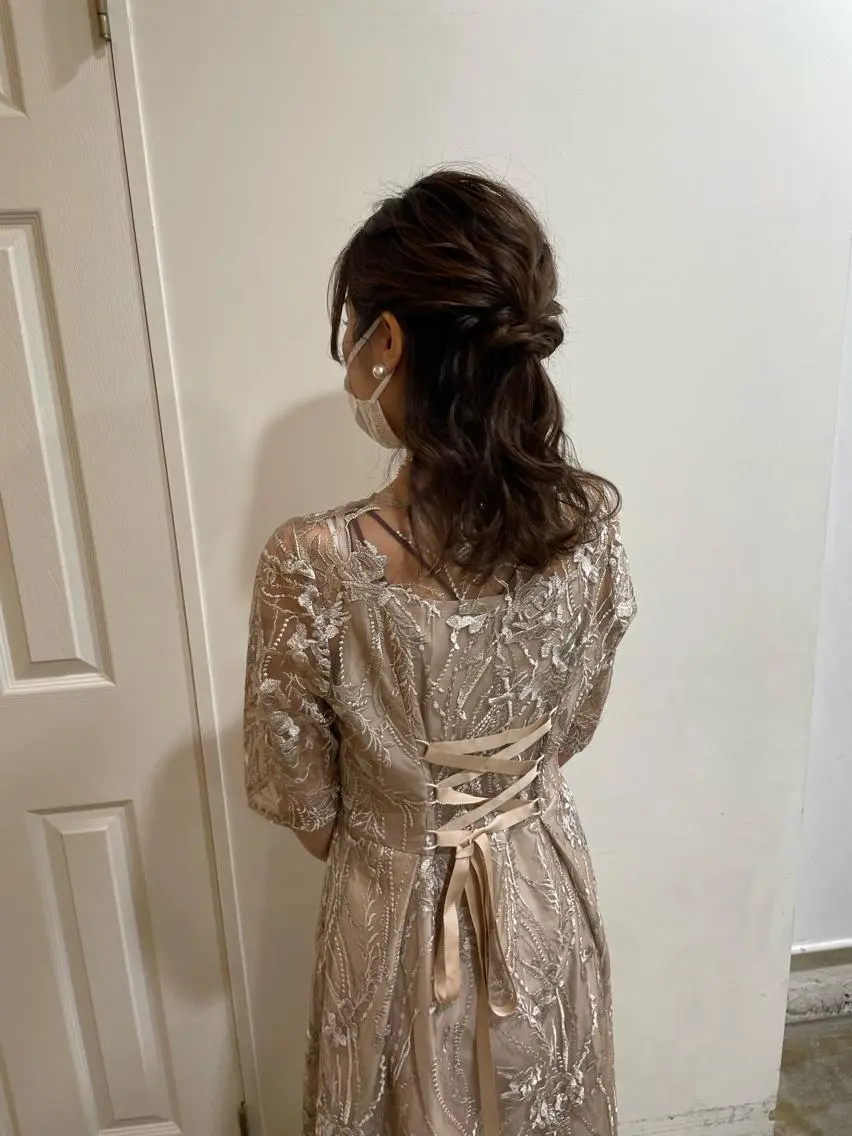 ミディアム カラー ヘアアレンジ ハーフアップ ヘアセット MIOベージュカラー 柔らかいカラーのヘアスタイル
