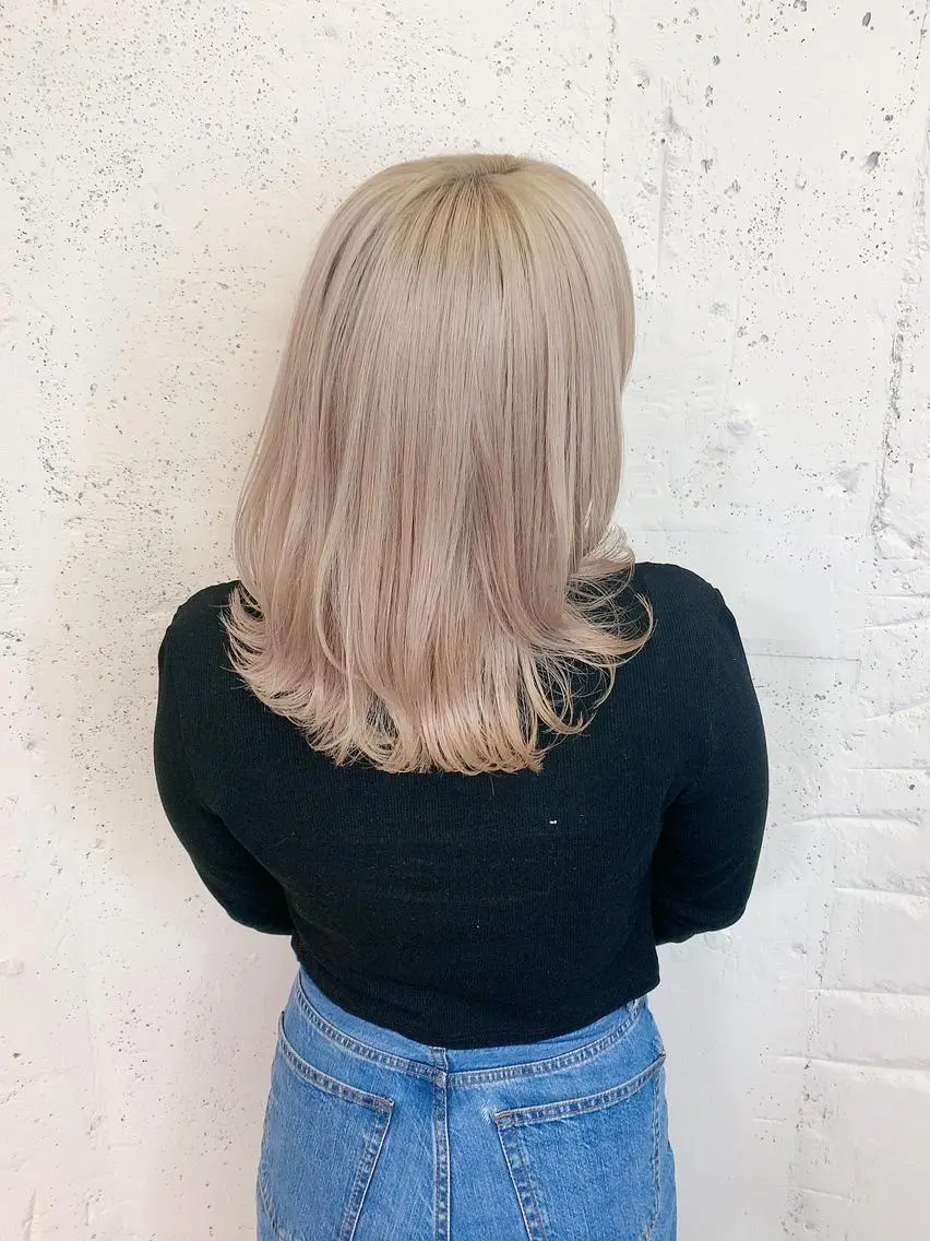 ミディアム カラー 透明感ハイトーン🦄 キラ🌈のヘアスタイル