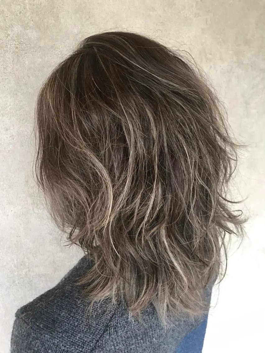 ミディアム カラー LACHIC LISAのヘアスタイル