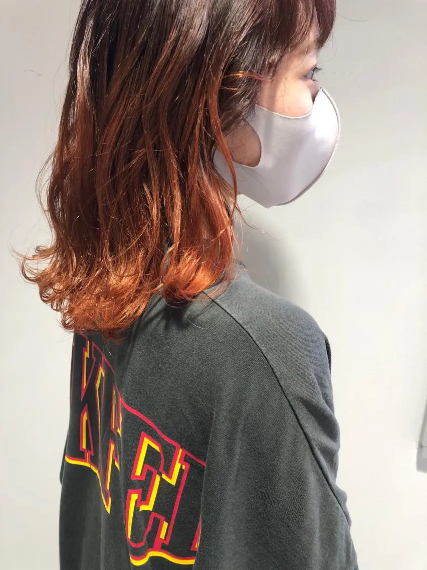 ミディアム カラー グラデーションカラー オレンジ カット ヘアカラー 岩田 萌那のヘアスタイル