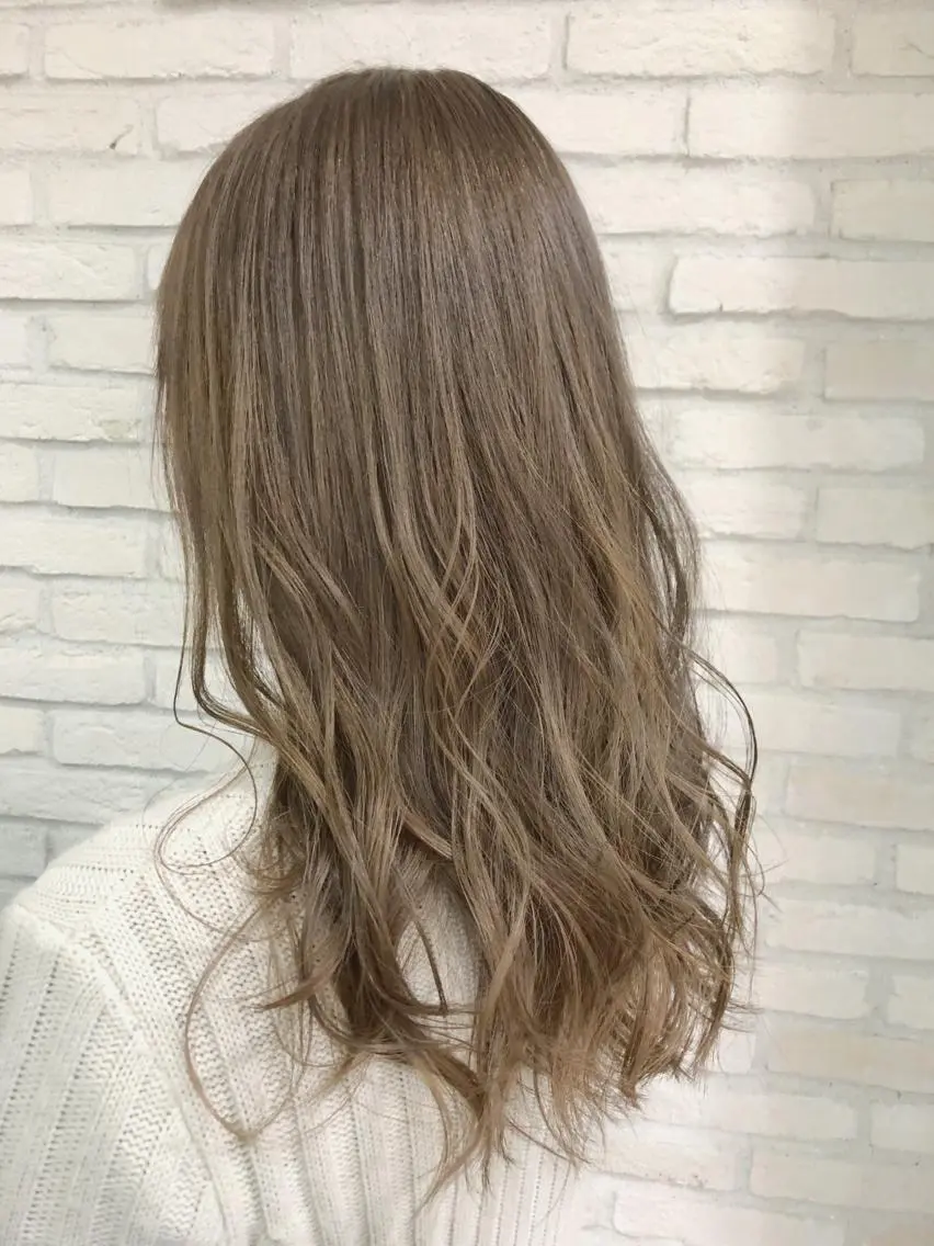 ロング カラー ベージュカラー ブリーチ 透明感カラー ミルクティーベージュ 大平 美沙のヘアスタイル