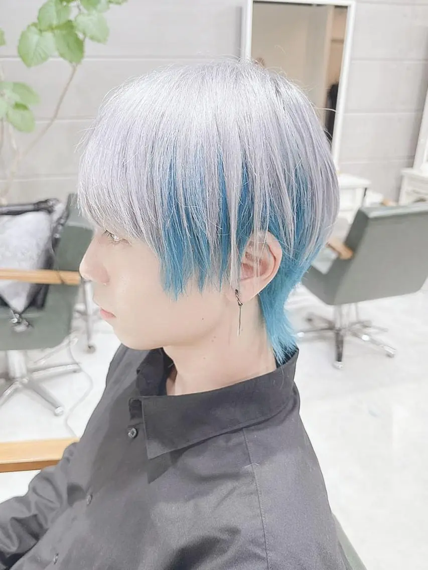 ショート カラー ヘアアレンジ メンズ メンズハイトーン マッシュウルフ マッシュ メンズウルフカット ブルーカラー DAYS Men’sのヘアスタイル
