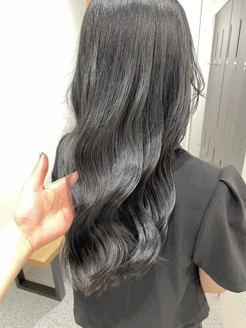 ロング カラー 黒髪 ブルーカラー ブルーブラック ブリーチ/ハイトーン 艶カラー/ユリナのヘアスタイル