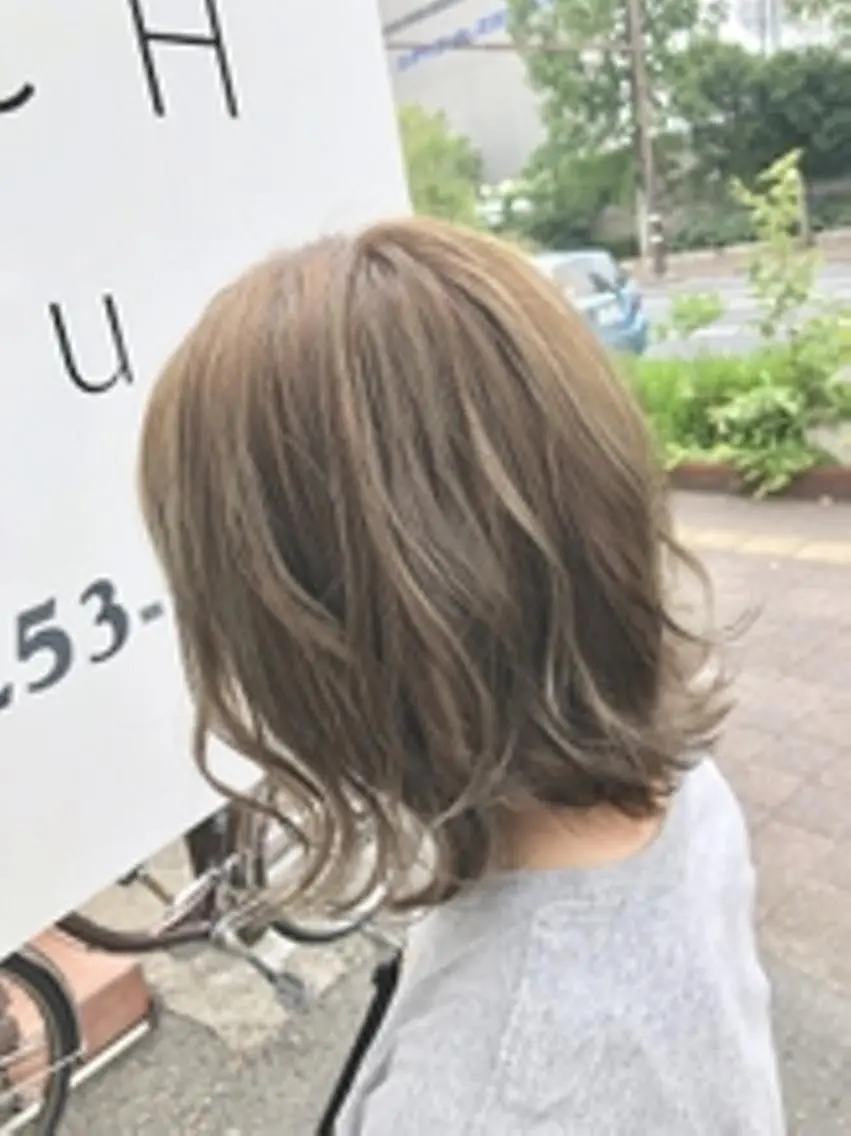 ミディアム カラー ベージュカラー ハイライトカラー ミルクティーベージュ ハイライト ARCH FREE予約のヘアスタイル