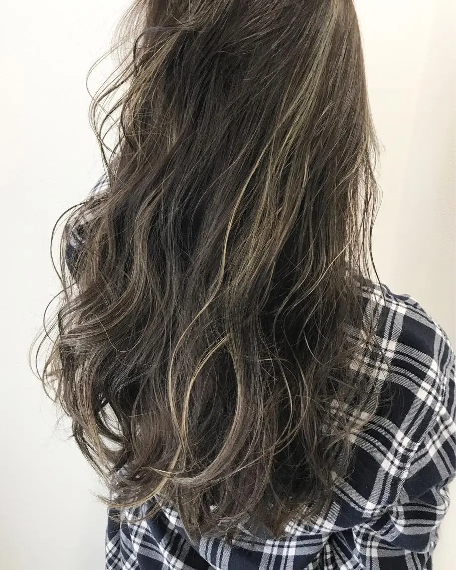 ロング カラー アッシュ アッシュグレー ハイライトカラー ハイライト 若杉 諒のヘアスタイル