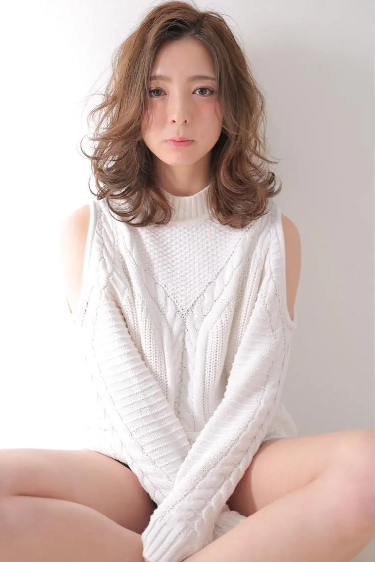 ミディアム カラー パーマ ヘアアレンジ マツエク・マツパ 外ハネヘア 小顔カット✨ 透明感カラー/村上のヘアスタイル